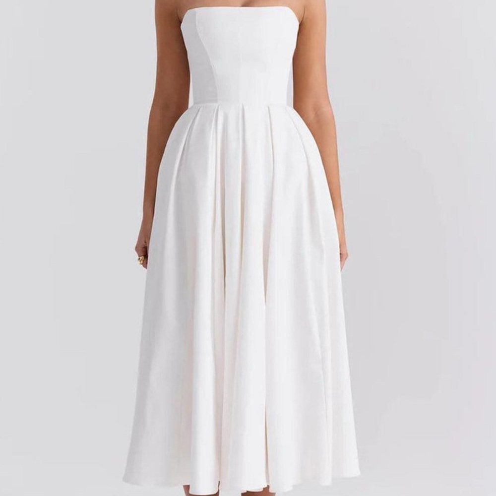 Elegant White Strapless Dress